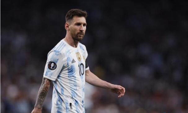 “每月就给我500块资助不起装什么孙子”，贫困大学生怒斥孙俪伪善拒绝继续帮助，引发社会对明星慈善真相的激烈讨论与反思